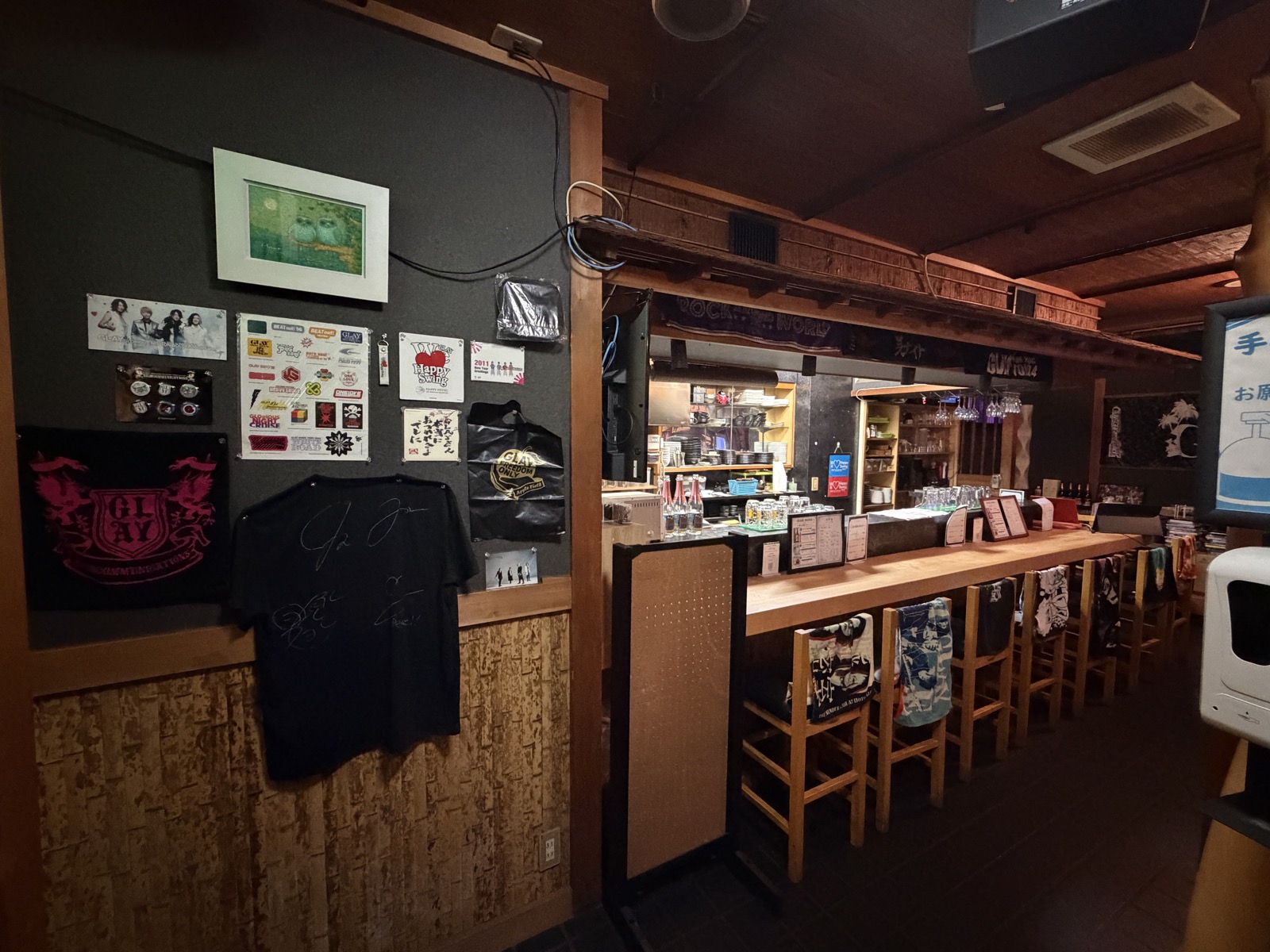 GLAYグッズが飾られた店内の壁